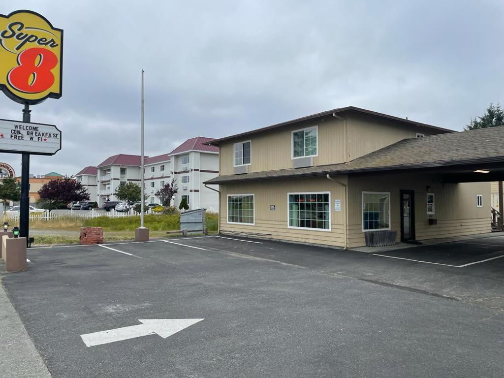 Super 8 By Wyndham Crescent City Exterior photo