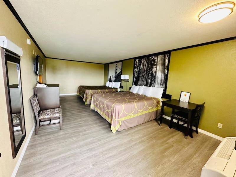 Super 8 By Wyndham Crescent City Exterior photo