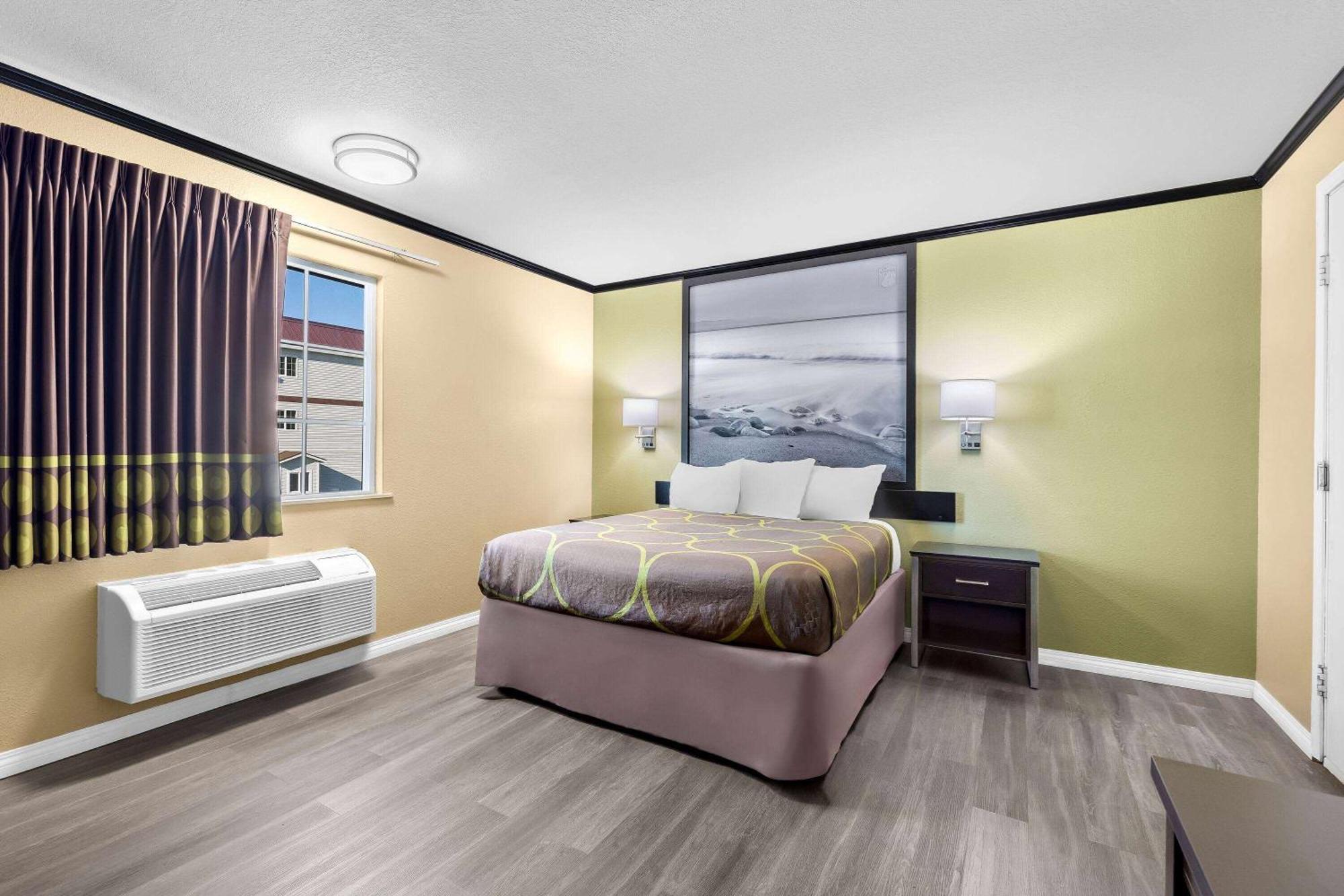 Super 8 By Wyndham Crescent City Exterior photo