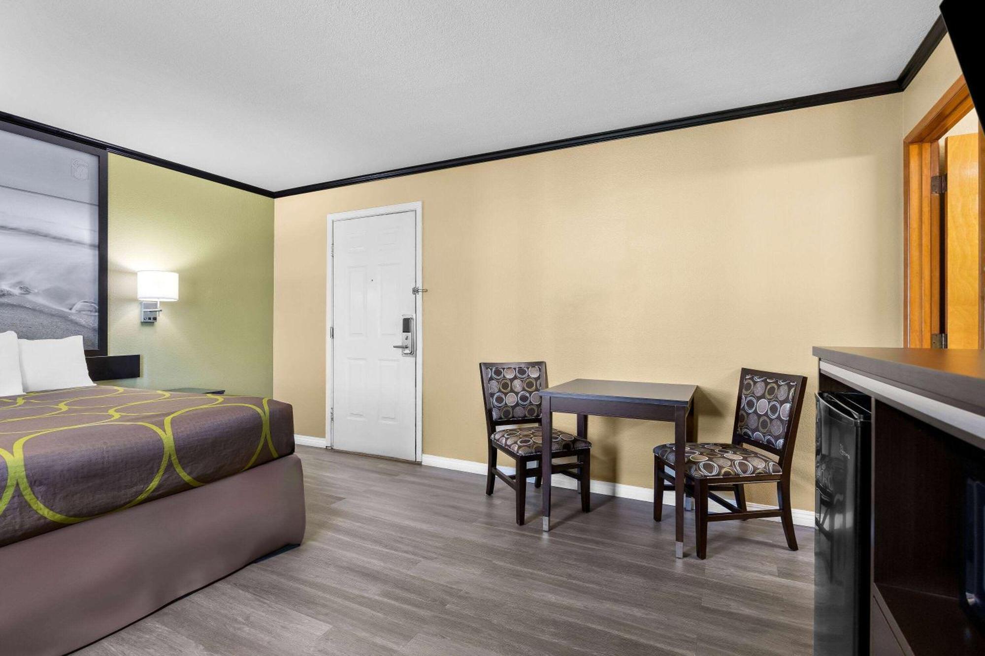 Super 8 By Wyndham Crescent City Exterior photo
