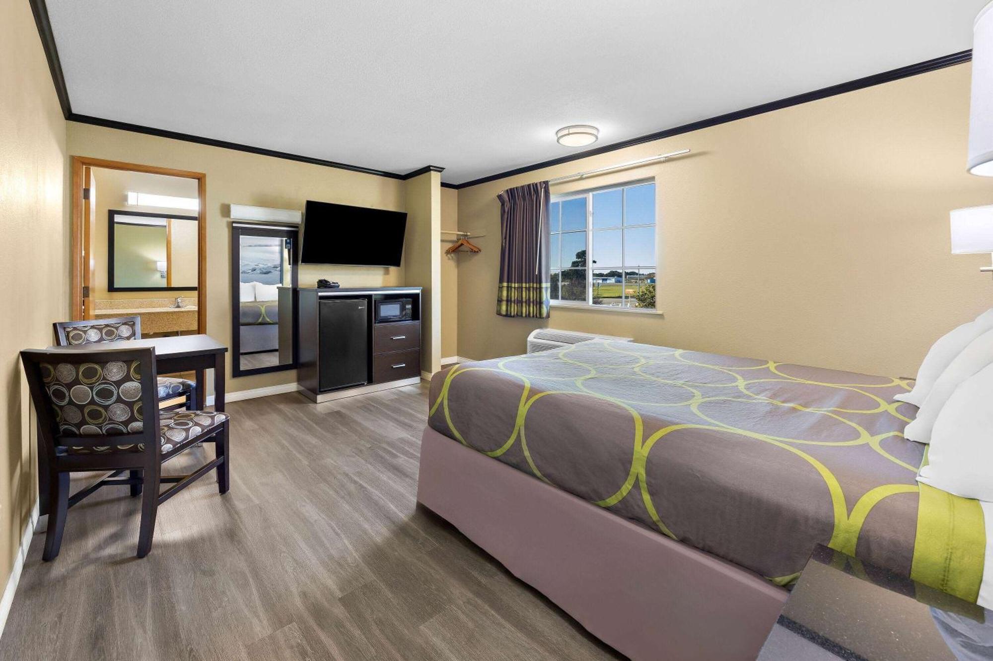 Super 8 By Wyndham Crescent City Exterior photo