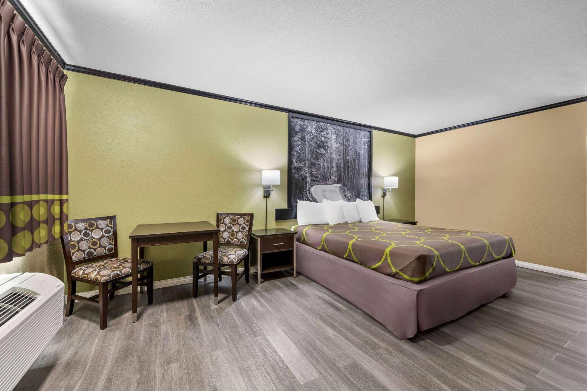 Super 8 By Wyndham Crescent City Exterior photo