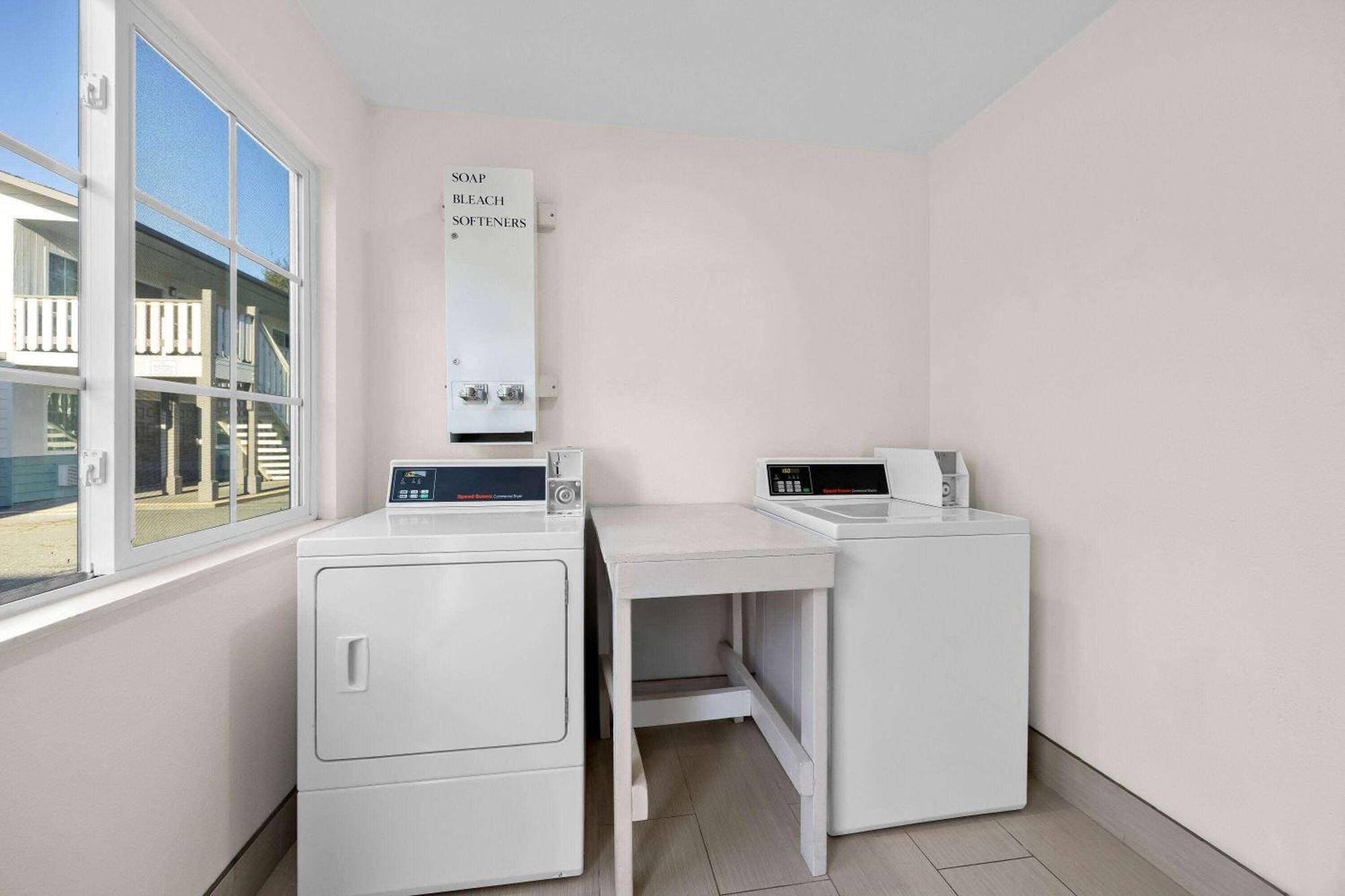 Super 8 By Wyndham Crescent City Exterior photo