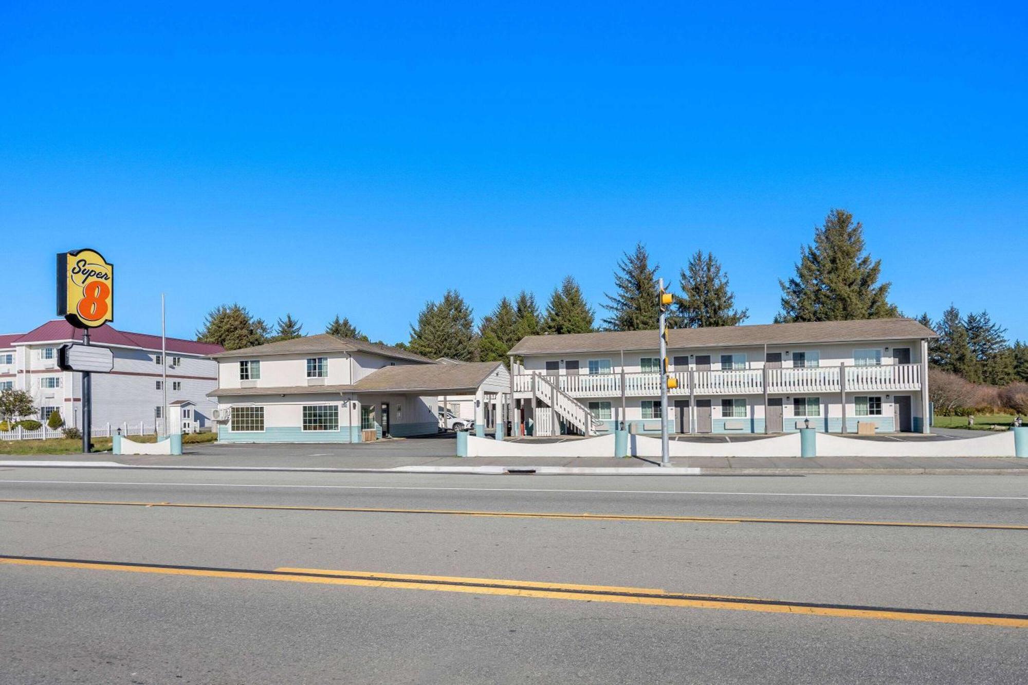 Super 8 By Wyndham Crescent City Exterior photo