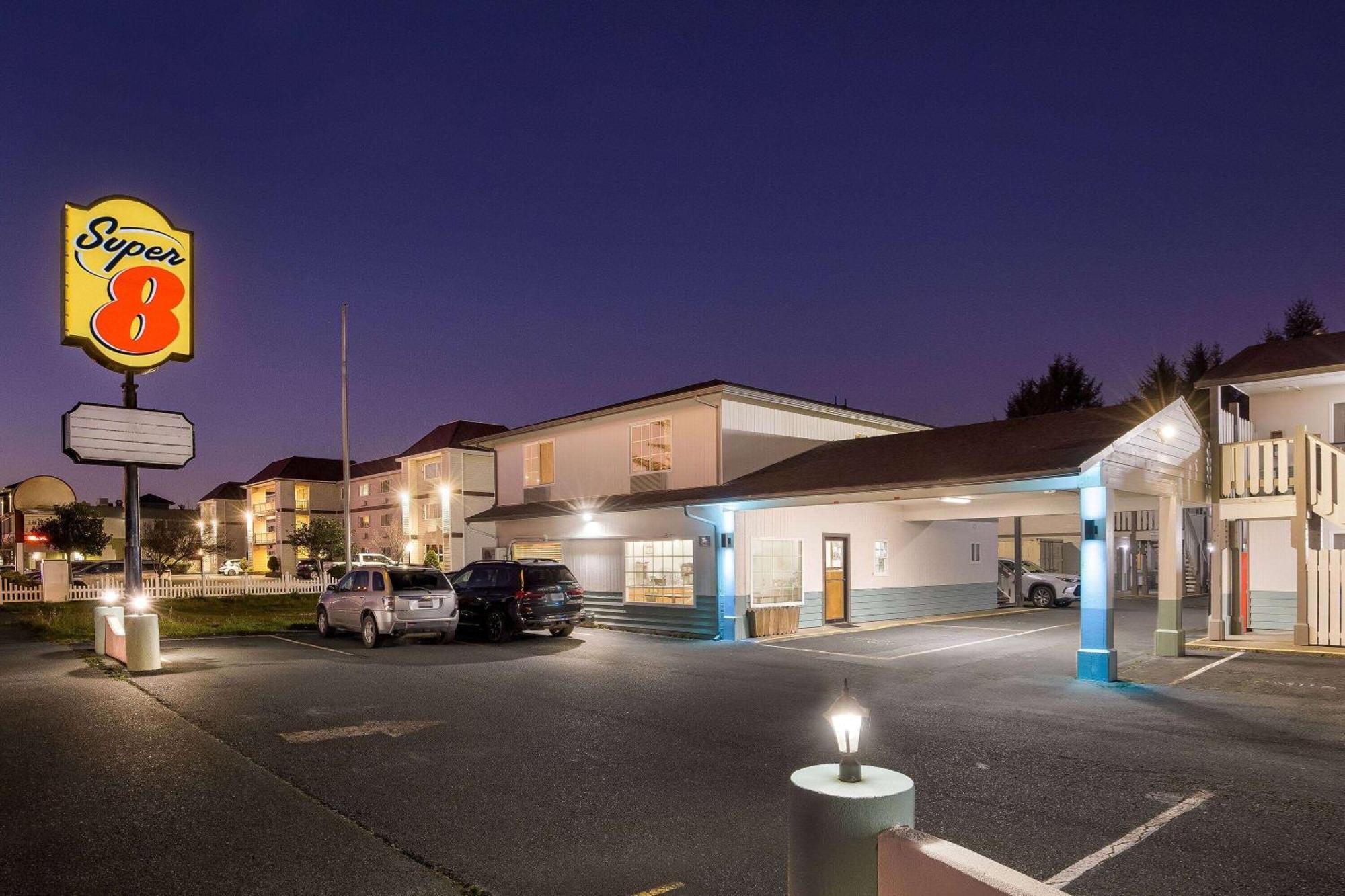 Super 8 By Wyndham Crescent City Exterior photo