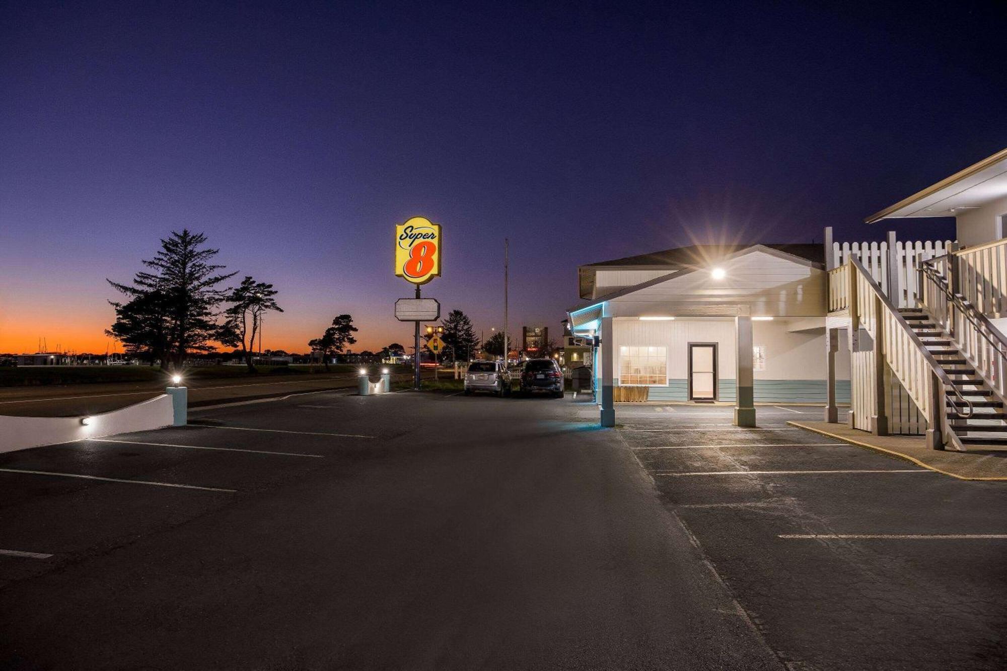 Super 8 By Wyndham Crescent City Exterior photo