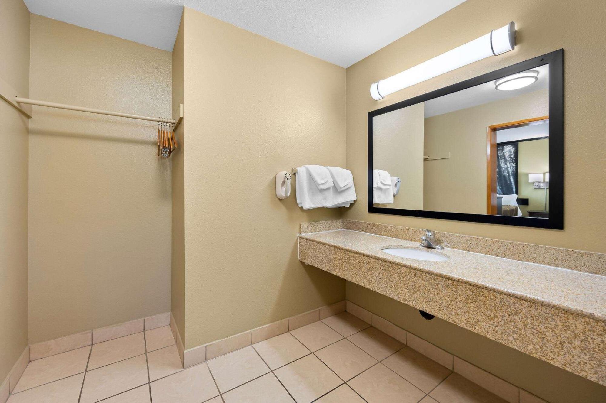 Super 8 By Wyndham Crescent City Exterior photo