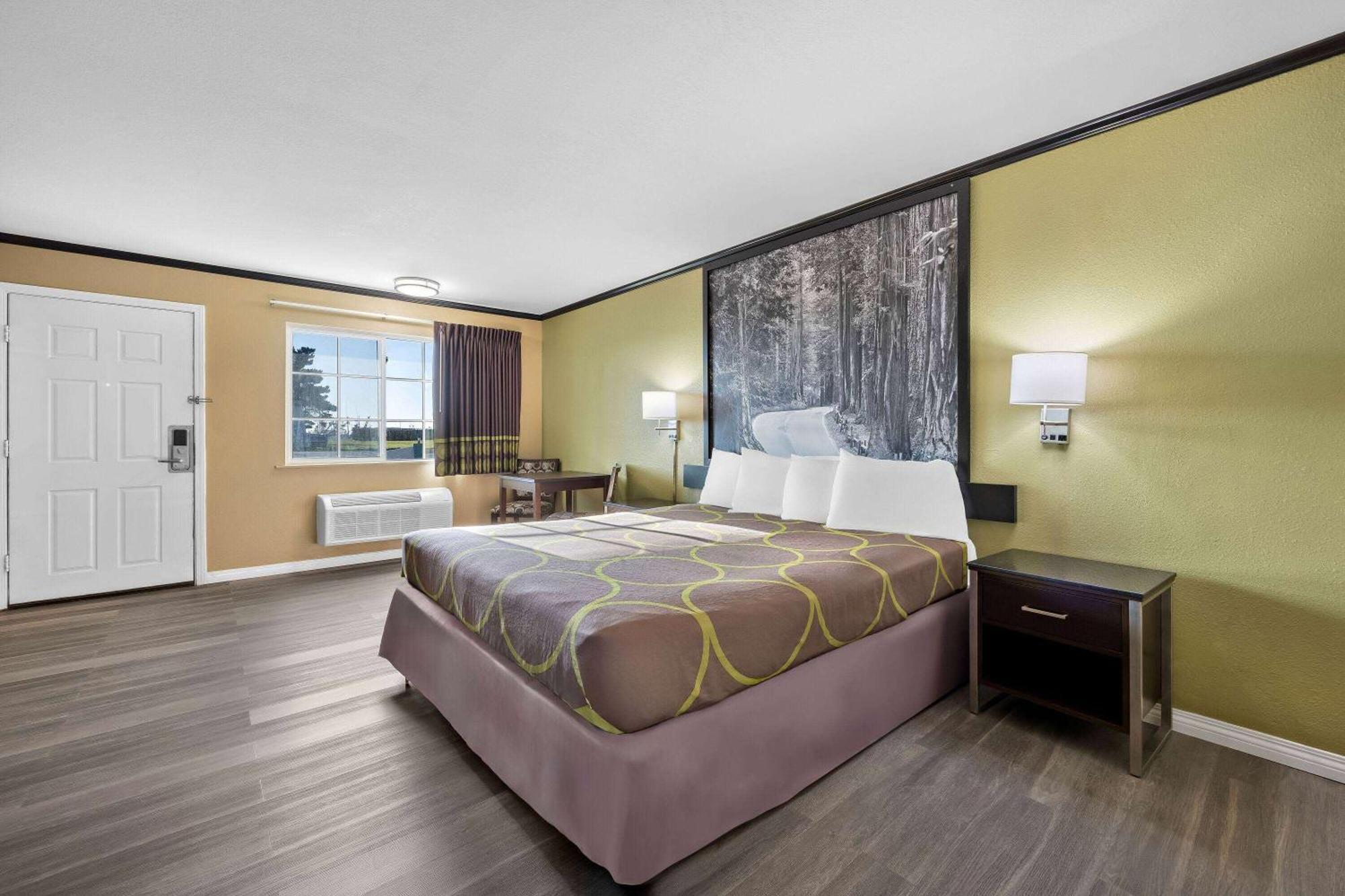 Super 8 By Wyndham Crescent City Exterior photo