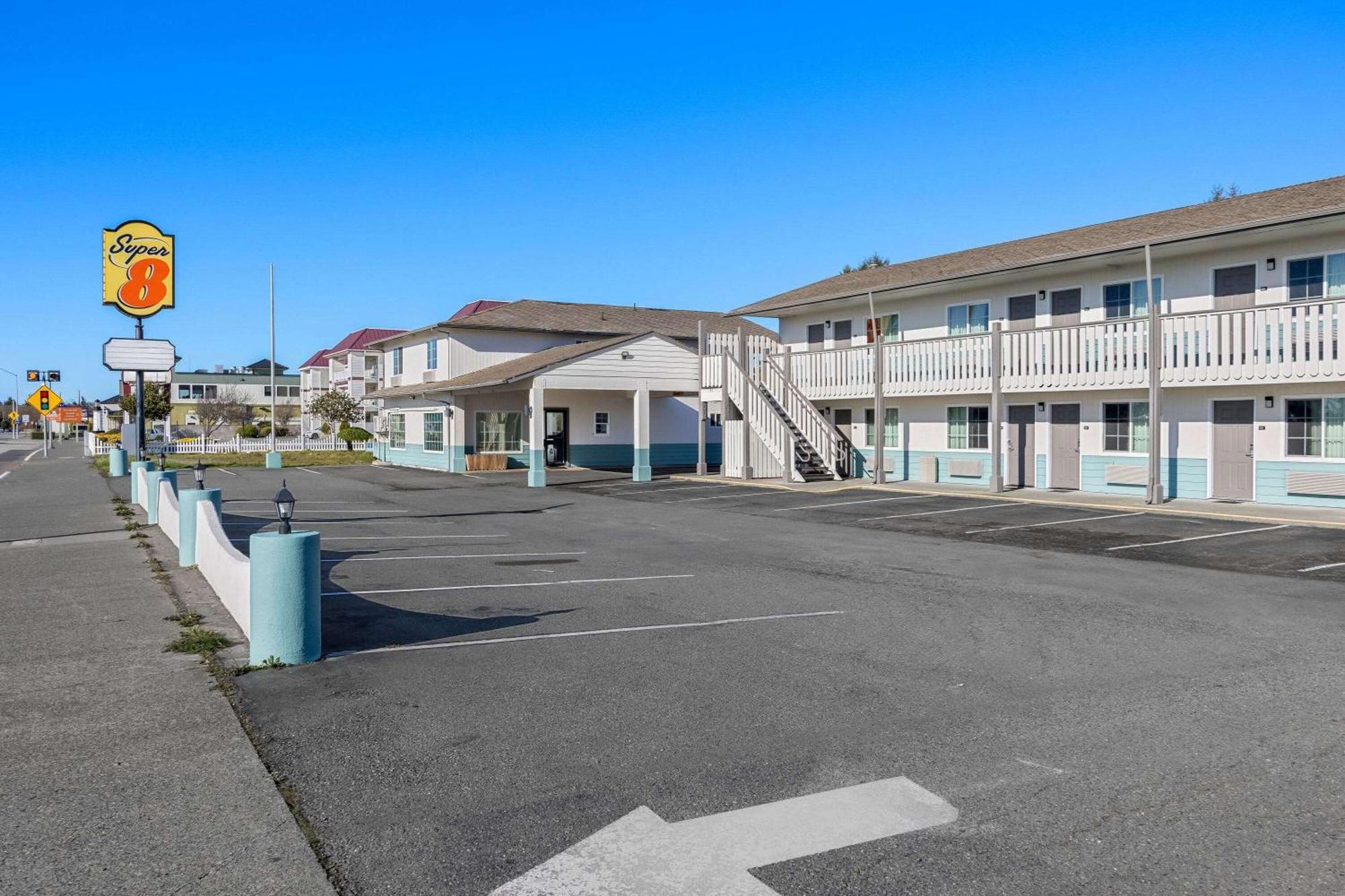 Super 8 By Wyndham Crescent City Exterior photo