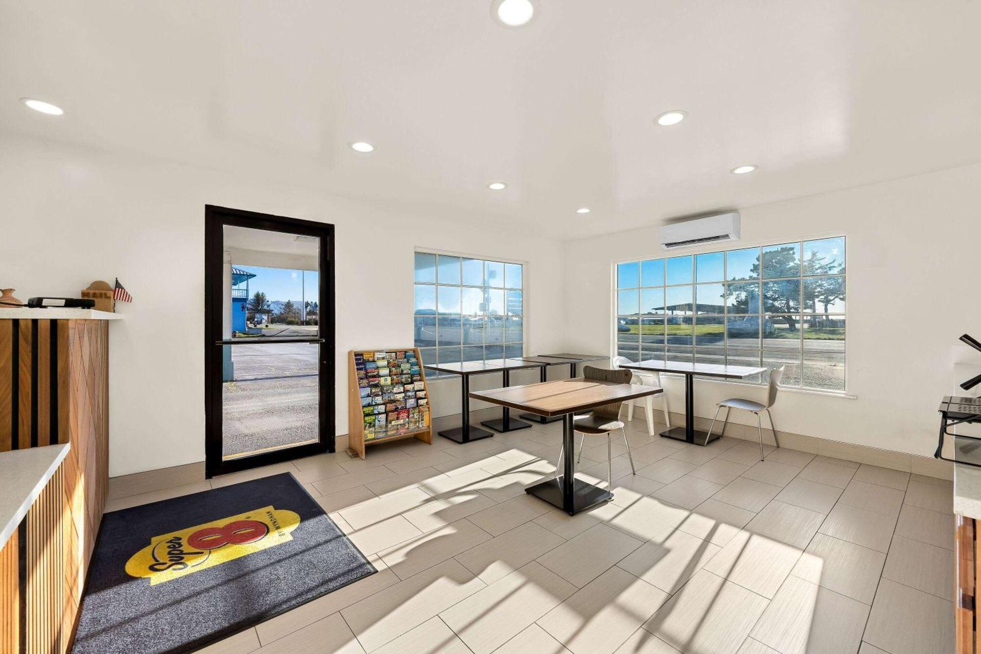Super 8 By Wyndham Crescent City Exterior photo