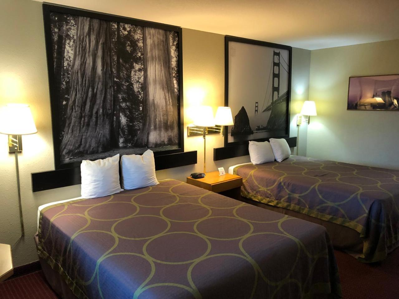 Super 8 By Wyndham Crescent City Exterior photo