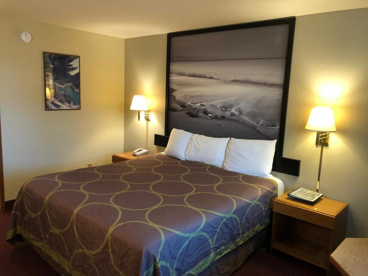 Super 8 By Wyndham Crescent City Exterior photo