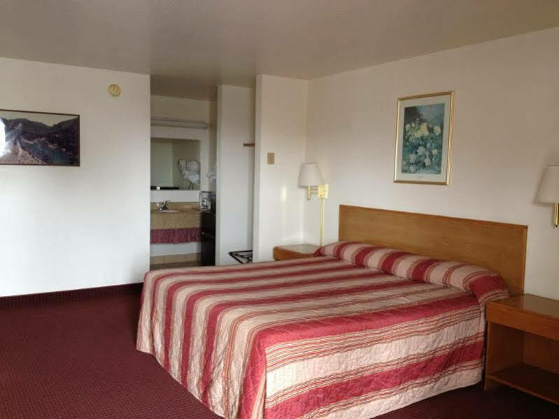 Super 8 By Wyndham Crescent City Exterior photo